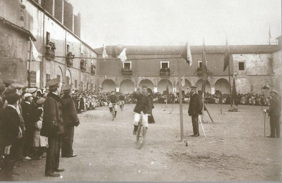 Jocs de cucanya al pati del «quartel» de la caserna pel dia de la Puríssima