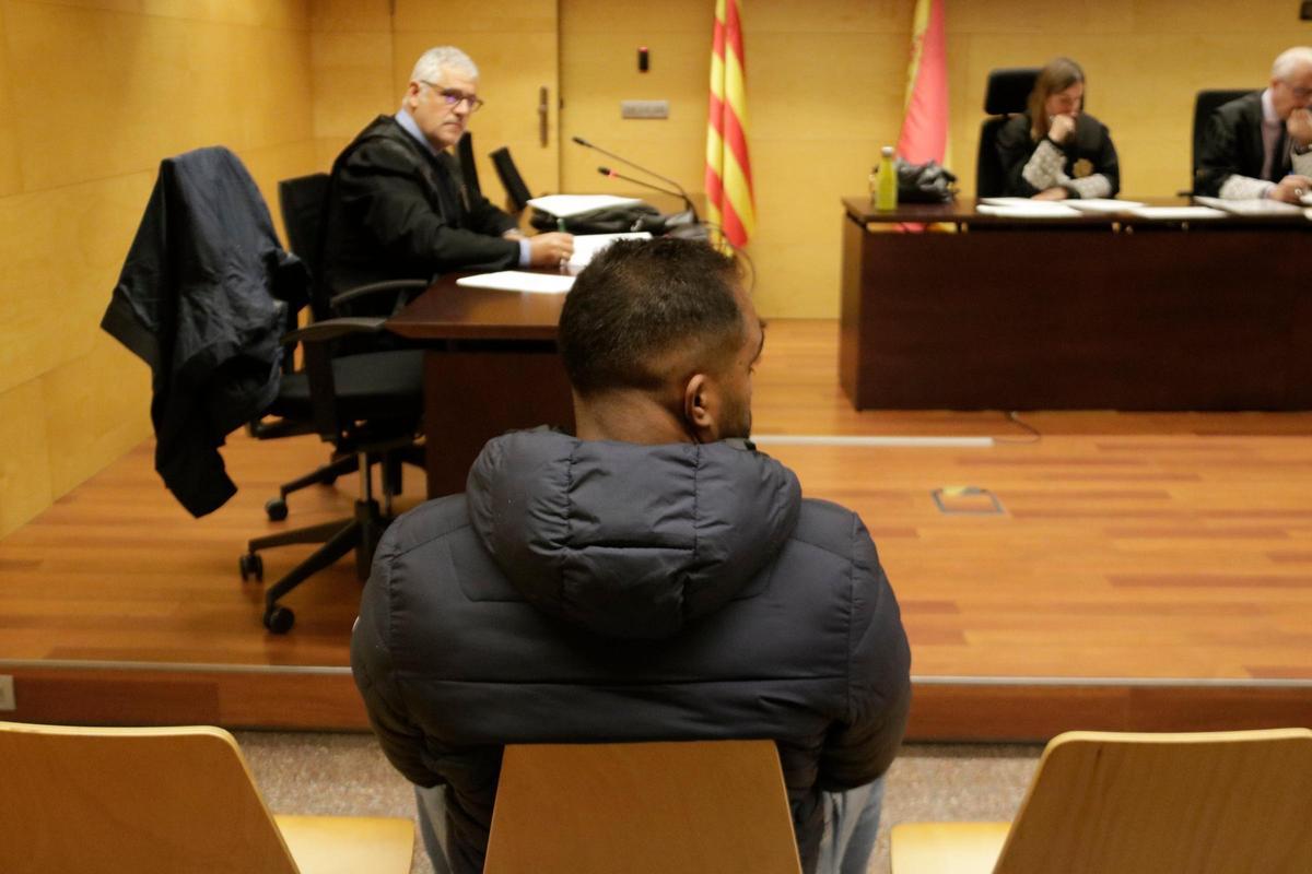 D'esquenes, l'acusat de colpejar i violar l'exparella a l'Escala.
