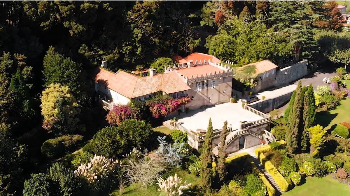 Una vista aérea del pazo de Santa Cruz de Bueu y sus jardines.