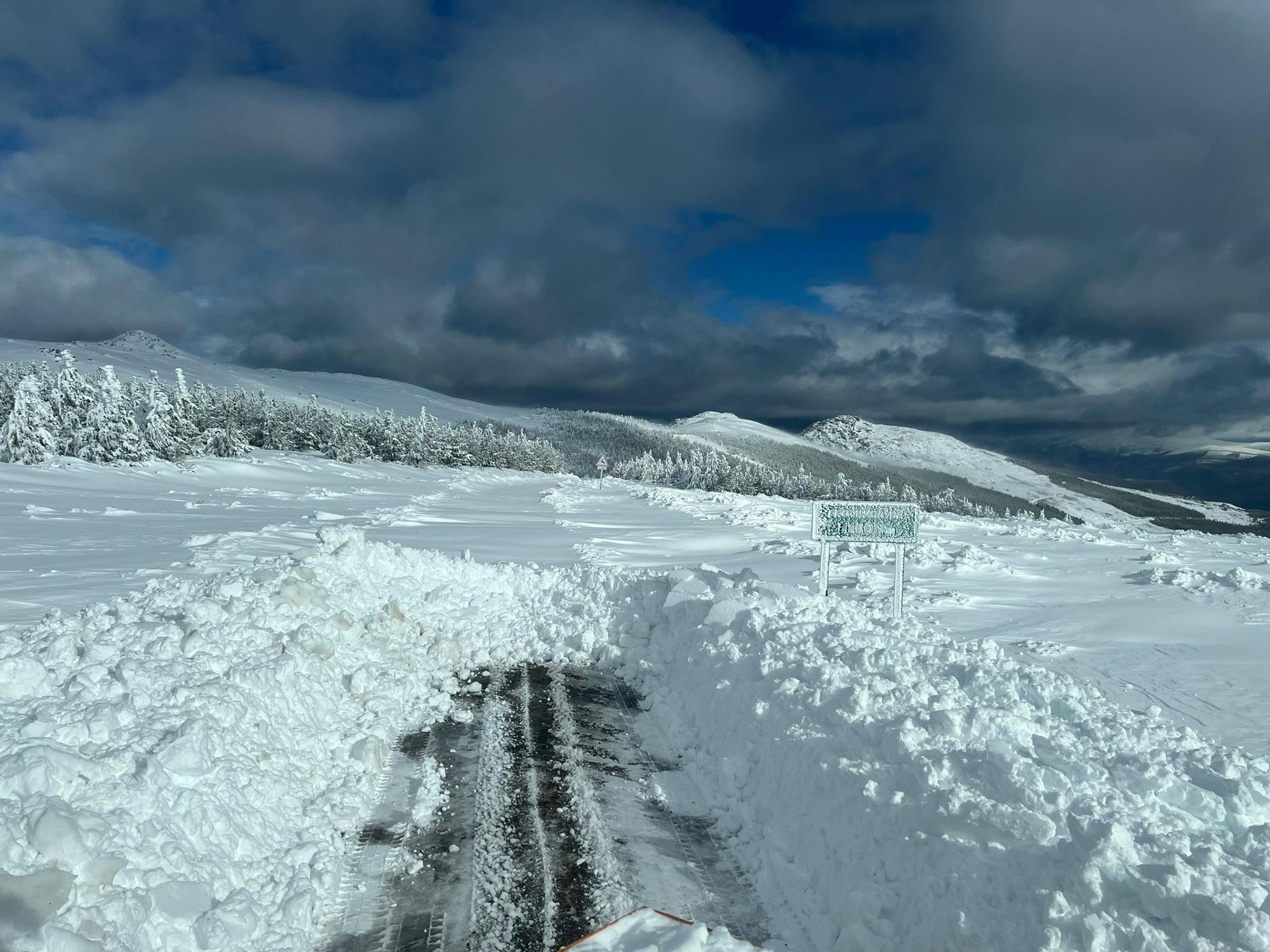 GALERÍA | Cortan la carretera hasta Vizcodillo debido a la nieve acumulada en la calzada