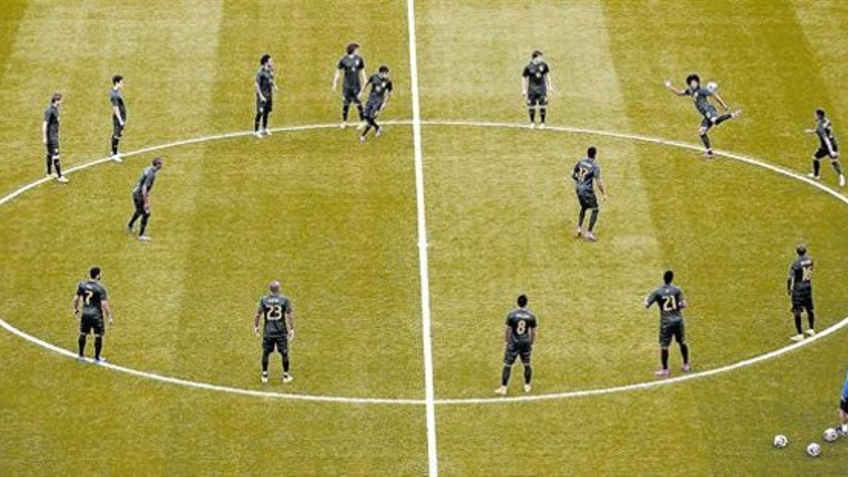 La selección de Brasil realiza un rondo durante el entrenamiento de ayer.