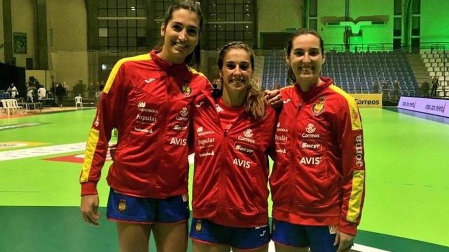 Lara González, Jénnifer Gutiérrez y Ana Martínez, con la selección española