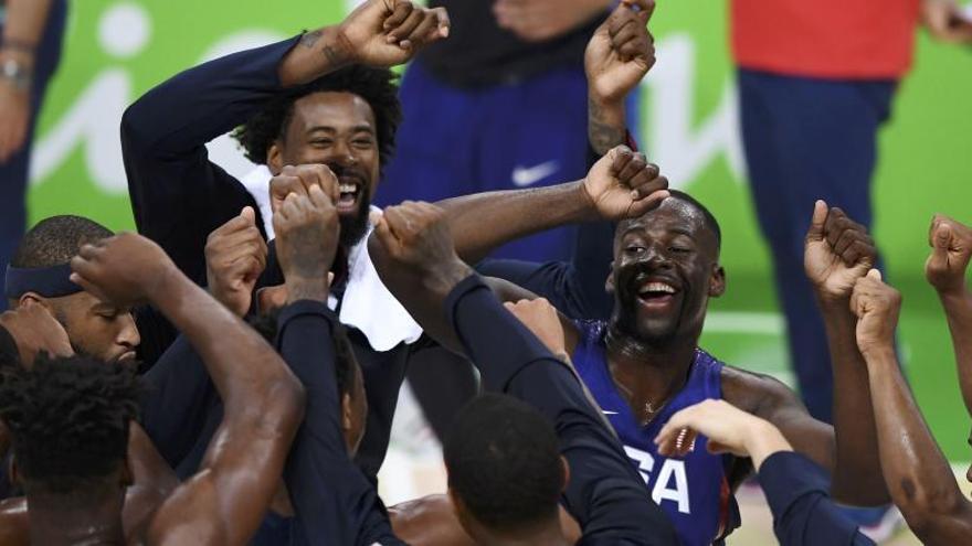 Los jugadores de EEUU celebran el título.