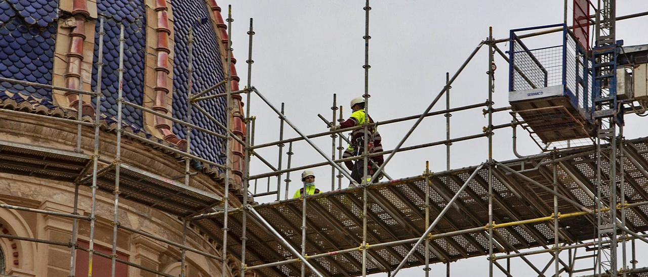 Perspectiva del andamio levantado en la iglesia de Nuestra Señora de Sales para realizar el derribo parcial que arrancó el martes. | PERALES IBORRA