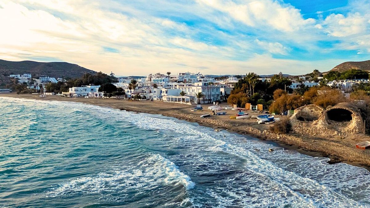 No es Grecia, es España: el precioso pueblo pesquero de Andalucía en el que pasar unas vacaciones tranquilas