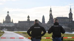 Policías de Alemania tras el cierre cerca del puente Carola de Dresde por el hallazgo de una bomba no activada de la Segunda Guerra Mundial (archivo)