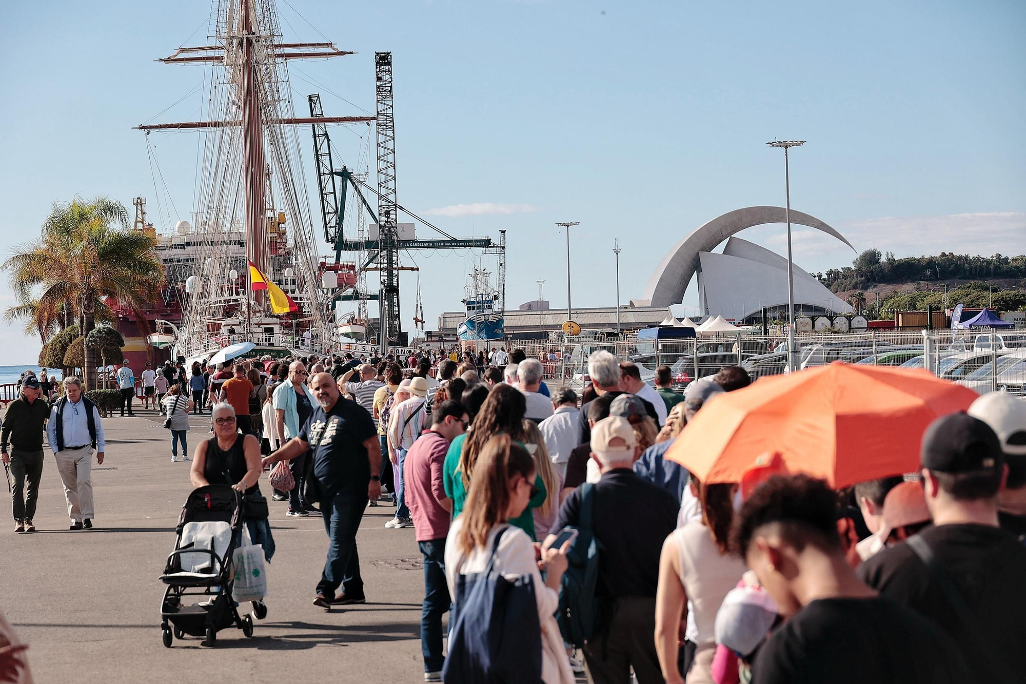 Queues outside the Juan Sebatián Elcano, the ship on which Princess Leonor was trained