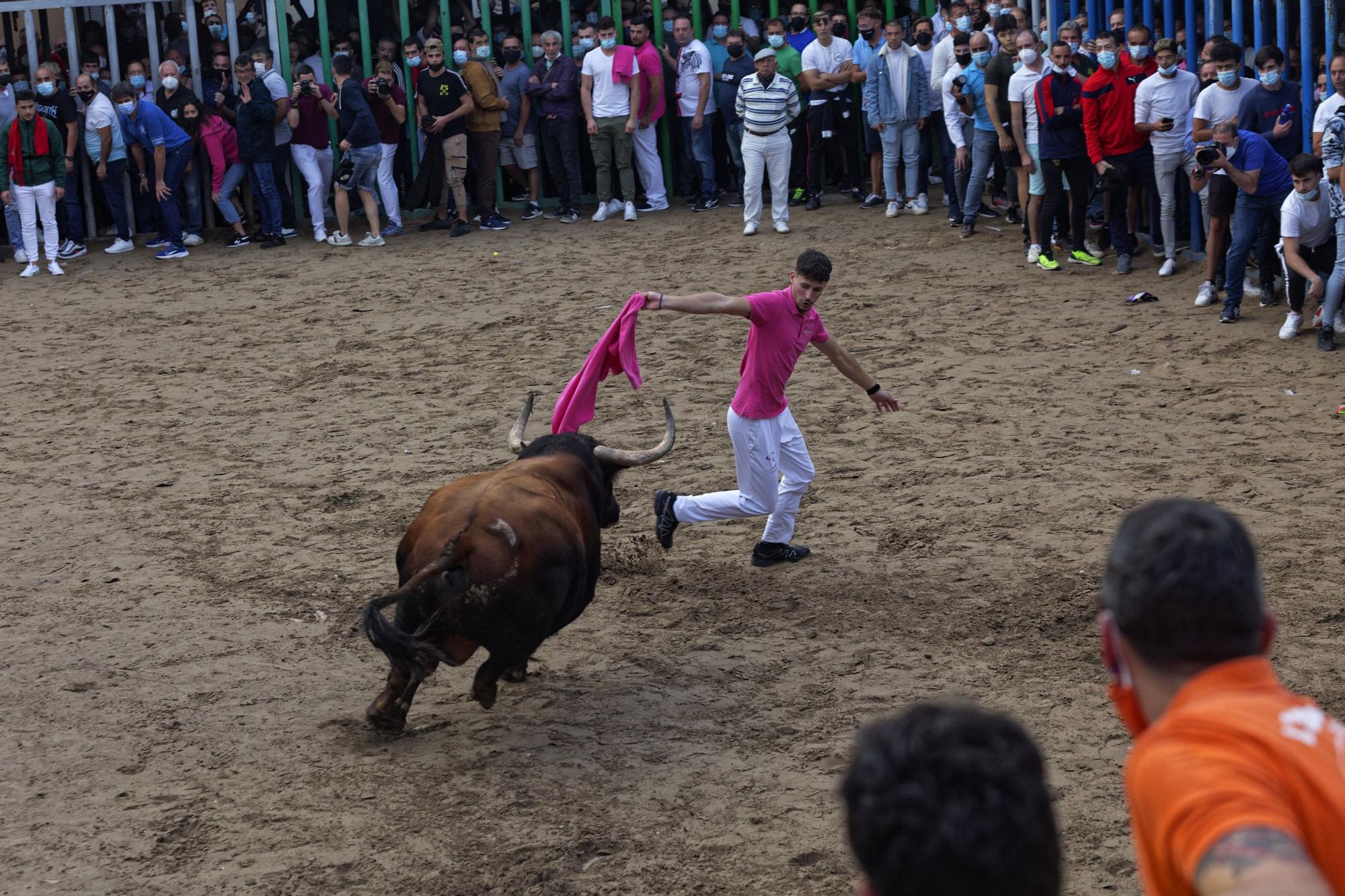 Vive en imágenes la última jornada de la feria taurina del Roser en Almassora