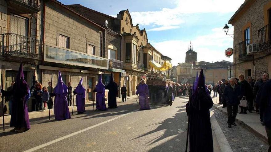 Una procesión de Alcañices recorre la travesía de la Nacional 122.