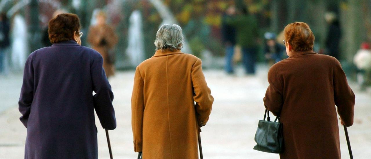 Tres amigas ancianas paseando por un parque