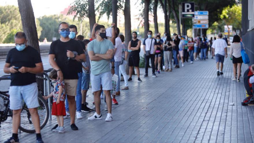 Colas en el Decathlon de Campanar de València por la limitación de aforo