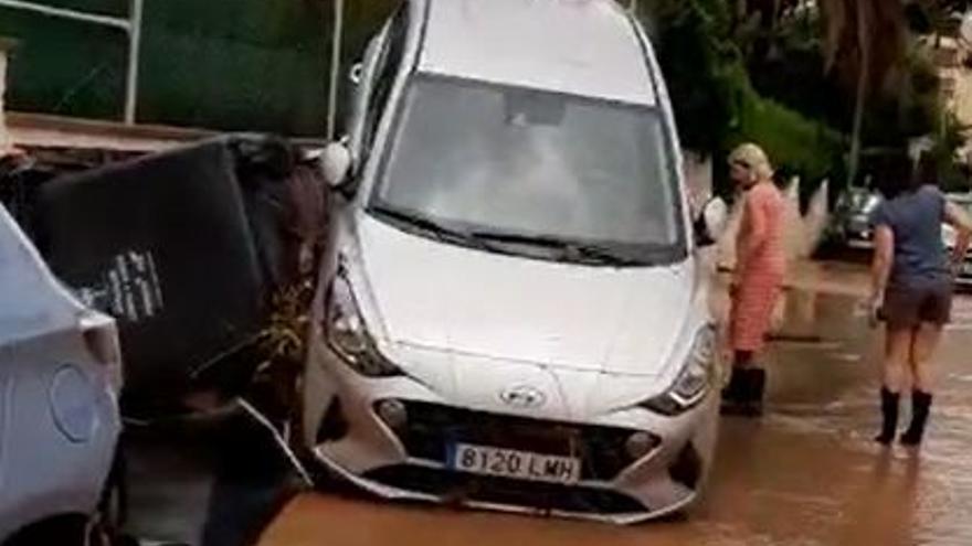 Un coche montado sobre otro a consecuencia de la lluvia