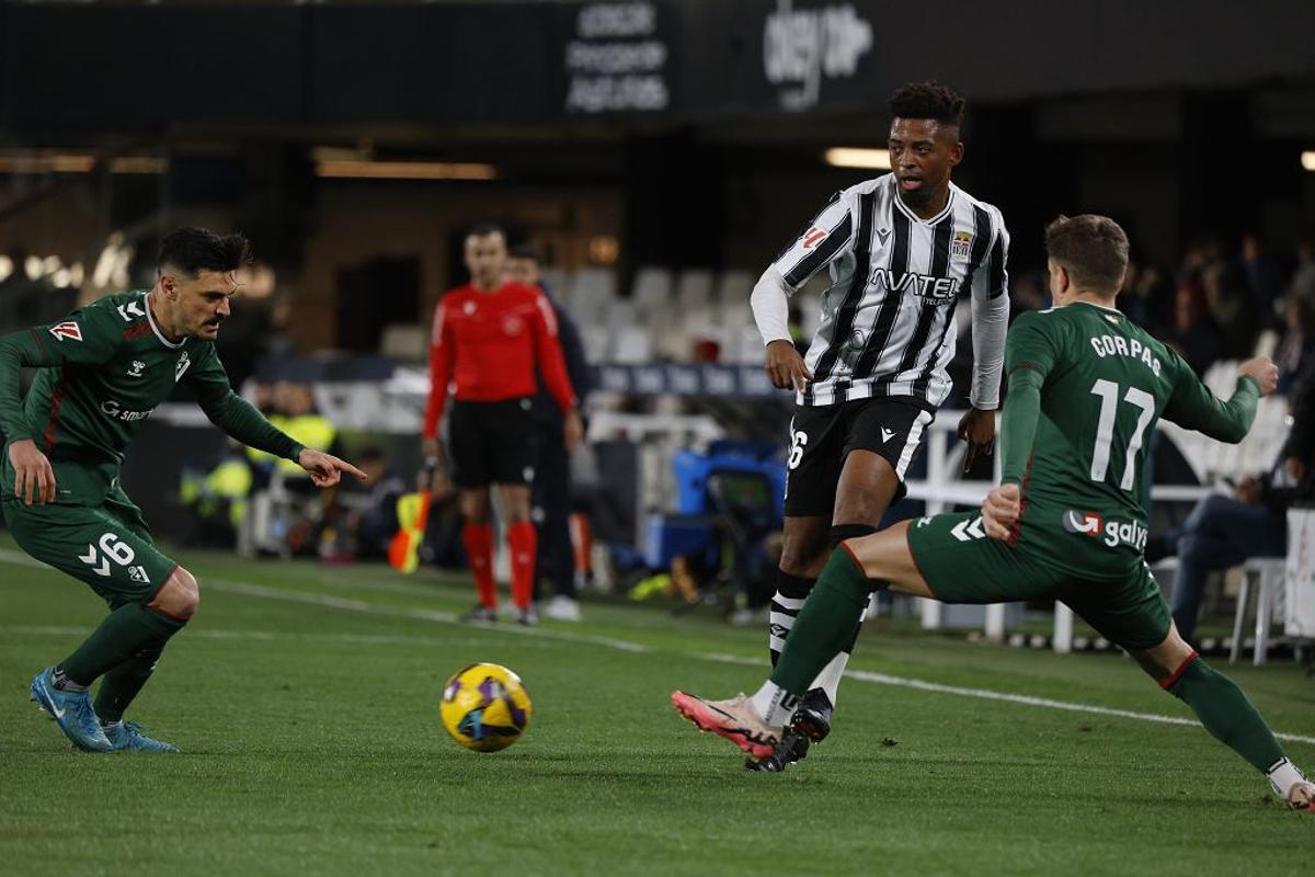La derrota en casa del FC Cartagena frente al Eibar, en imágenes