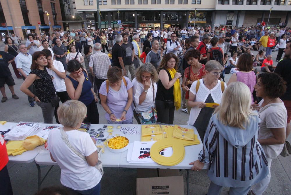 Concentració a la plaça de l''U d''octubre de Girona per l''aniversari del 20-S