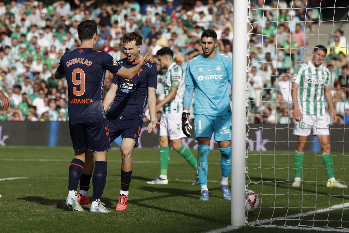 Douvikas hizo el segundo del Celta frente al Betis