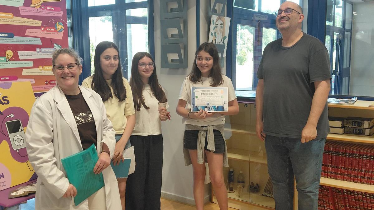 Las ganadoras del primer premio en la categoría A, con dos docentes.