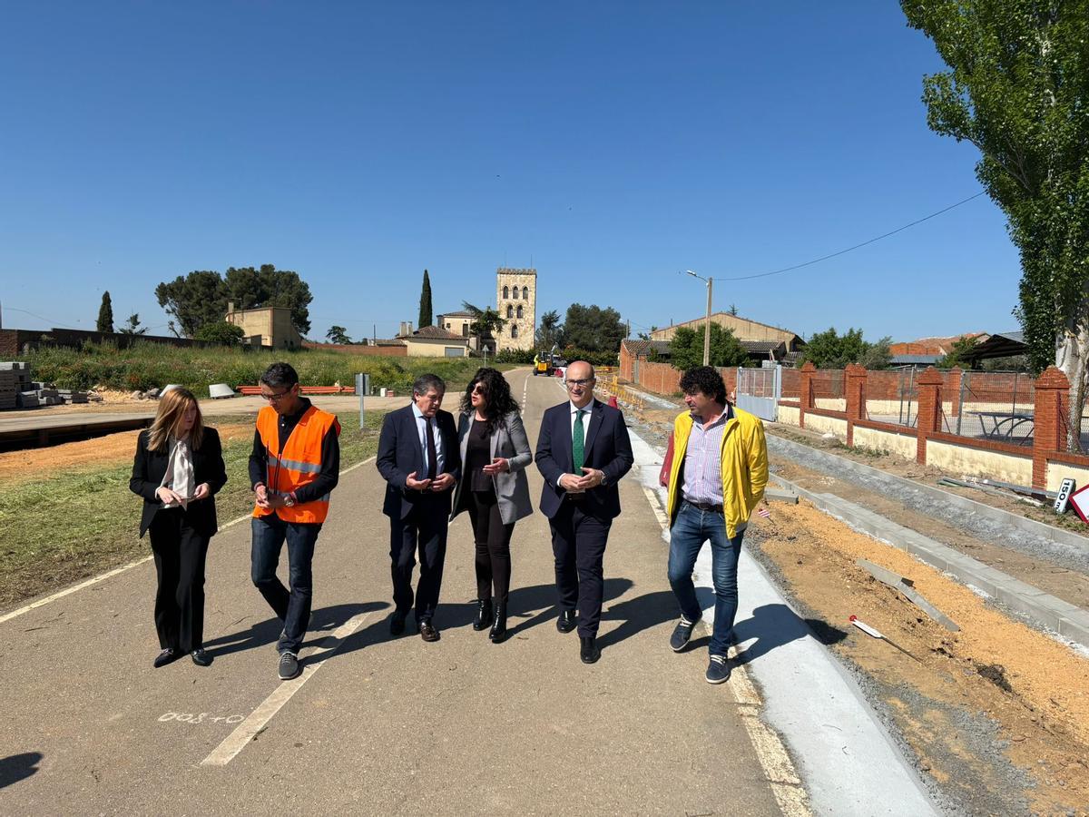 El director general de Carreteras e Infraestructuras, Jesús Puerta, ha visitado el inicio de las obras en Pajares de la Lampreana