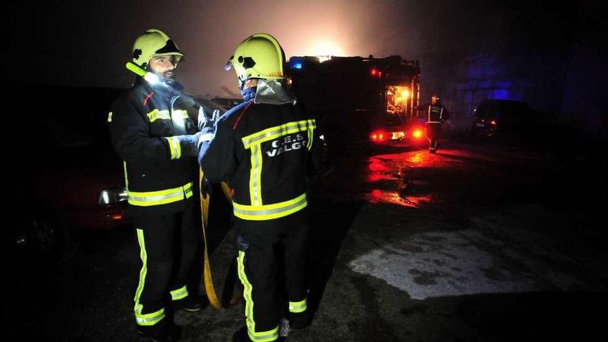 Efectivos de emergencias, una vez sofocado el incendio. // Iñaki Abella