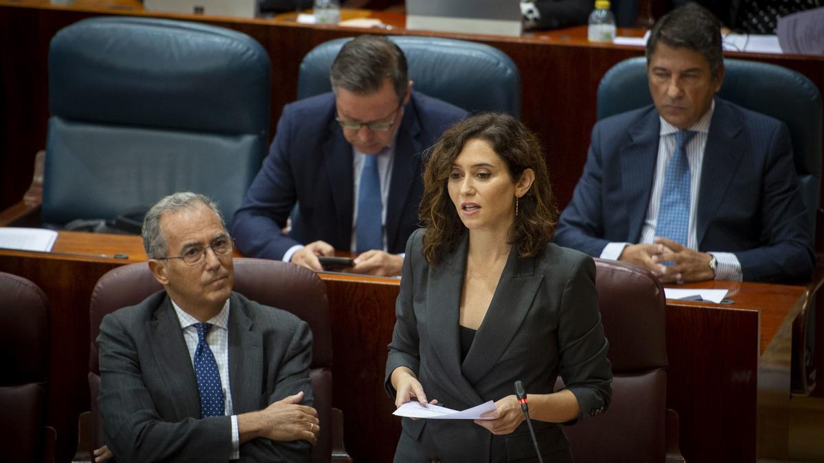 La presidenta de la Comunidad de Madrid, Isabel Díaz Ayuso, junto al vicepresidente y consejero de Educación y Universidades de la Comunidad de Madrid Enrique Ossorio