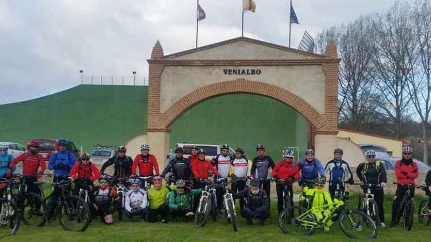 Ciclistas aficionados a la BTT realizan una ruta por el entorno de Venialbo