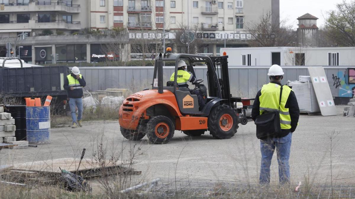 Els primers operaris treballant al parc Central ahir al matí