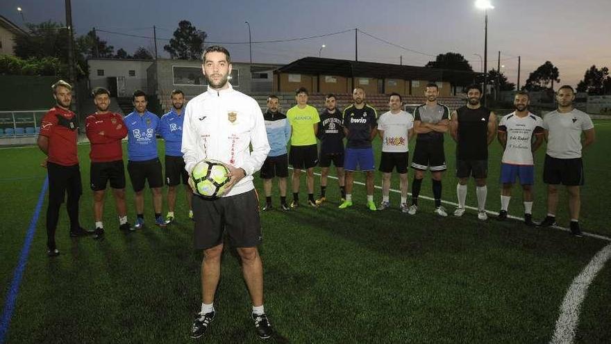 Plantilla de la SD Piloño al inicio de la última temporada. Abajo, Ángel Facorro en un taller del Galo Chef, en Vila de Cruces. // Bernabé/Javier Lalín