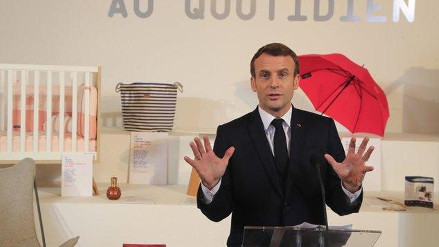 Macron, evacuado de un teatro tras el sabotaje de unos manifestantes