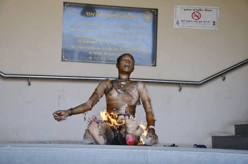 Un disidente se inmola en una oficina municipal de Rajkot (India)
