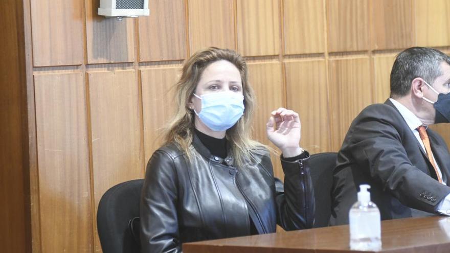 La acusada, Cristina Elena, en la sala de la Audiencia Provincial de Murcia, donde arranca este lunes su juicio.