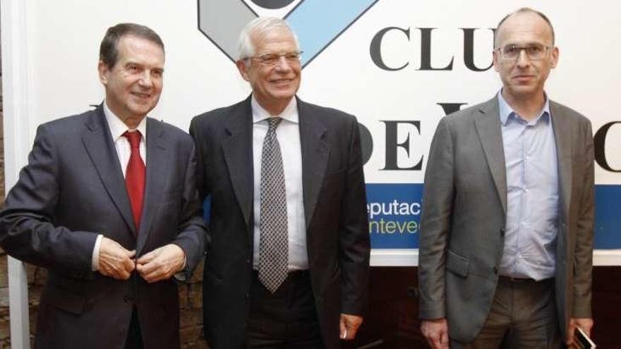 Abel Caballero, Josep Borrell y Joan Lorach en el Club FARO en 2015. // J. Lores