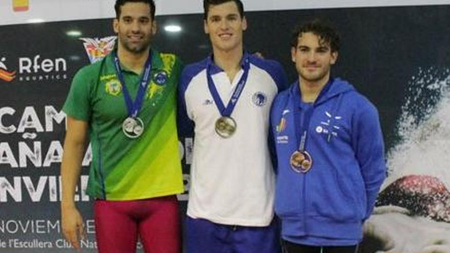 Marc Sánchez (centro) y Joan Lluís Pons (derecha) tras recibir sus medallas.