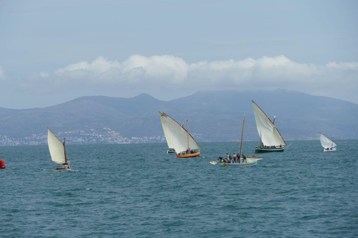 La trobada de vela llatina va omplir les aigües de l'Escala d'embarcacions de fusta i a vela.