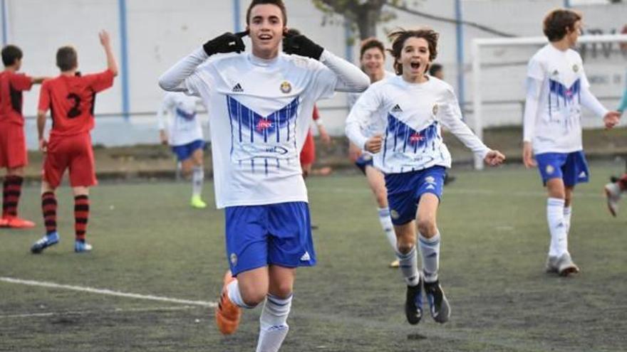 El local Raúl Cegarra celebra el segon gol escapulat