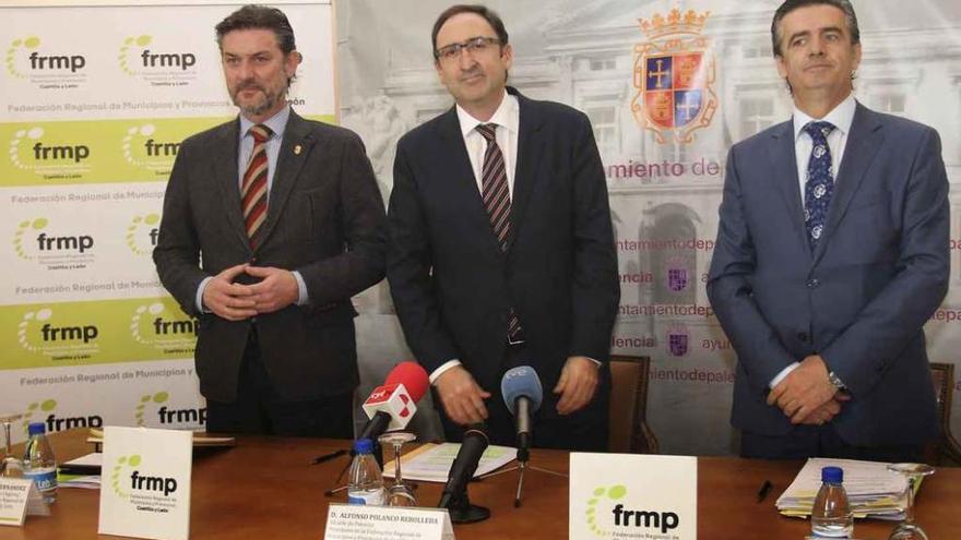 El presidente de la FRMP, Alfonso Polanco (centro); el vicepresidente primero, José Luis Vázquez (izquierda) y el secretario general, Valentín Cisneros (derecha) atienden a los medios tras la constitución de la nueva ejecutiva.