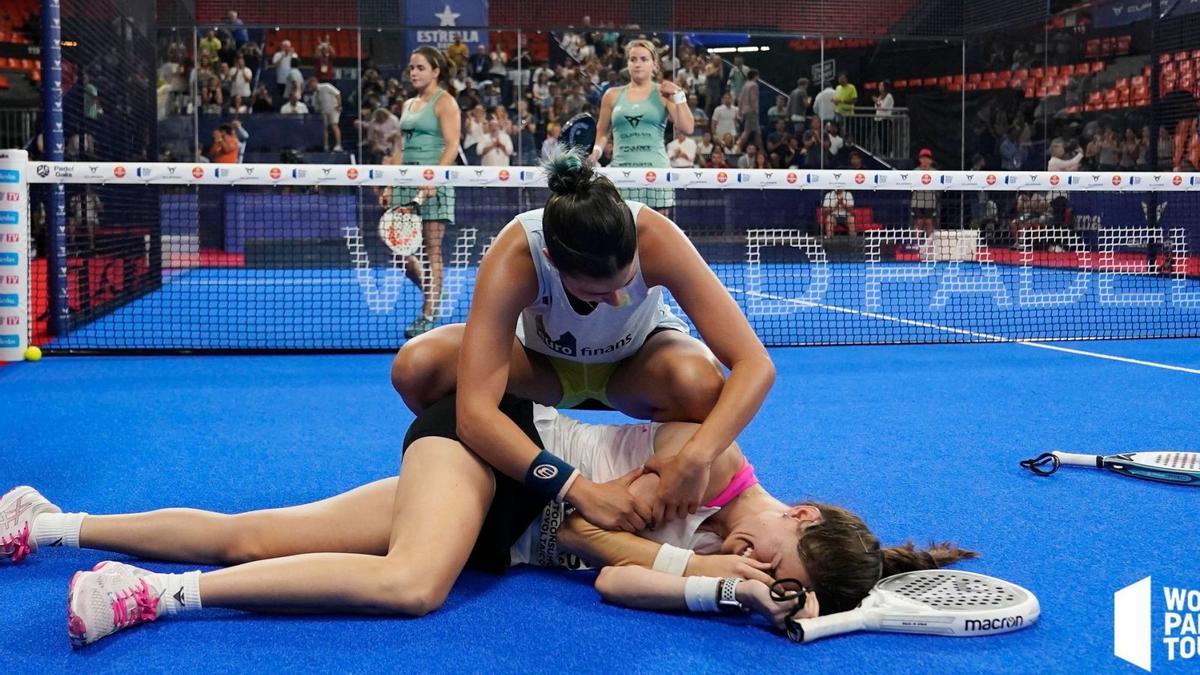 Delfi Brea y Tamara icardo, emocionada en el suelo, tras ganar el punto que vale una final un año después.  | WTP