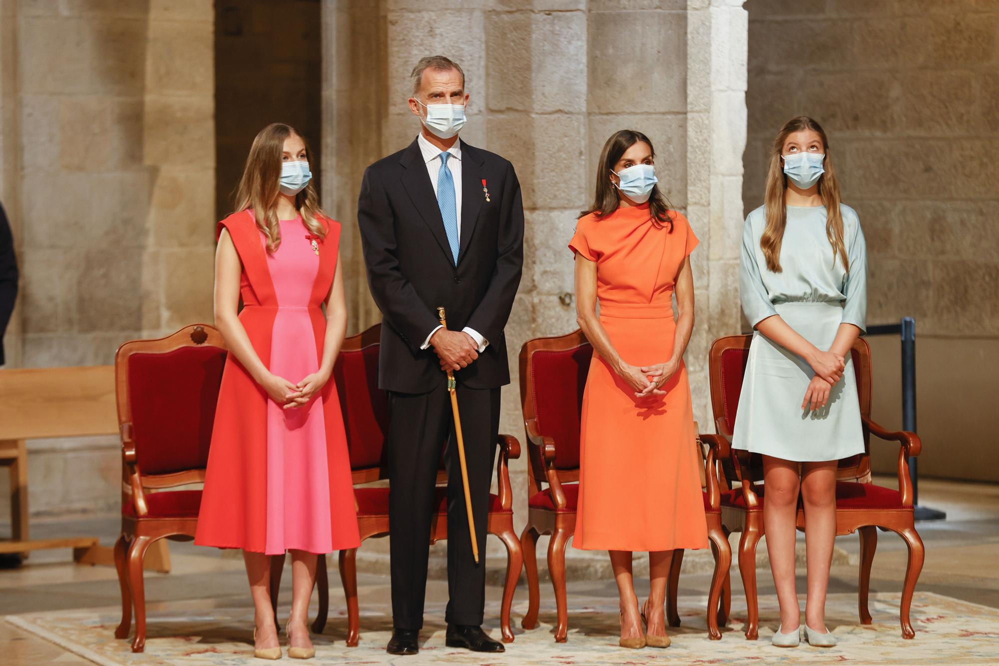 El rey Felipe VI realiza la ofrenda al Apóstol acompañado de la reina Letizia y sus hijas