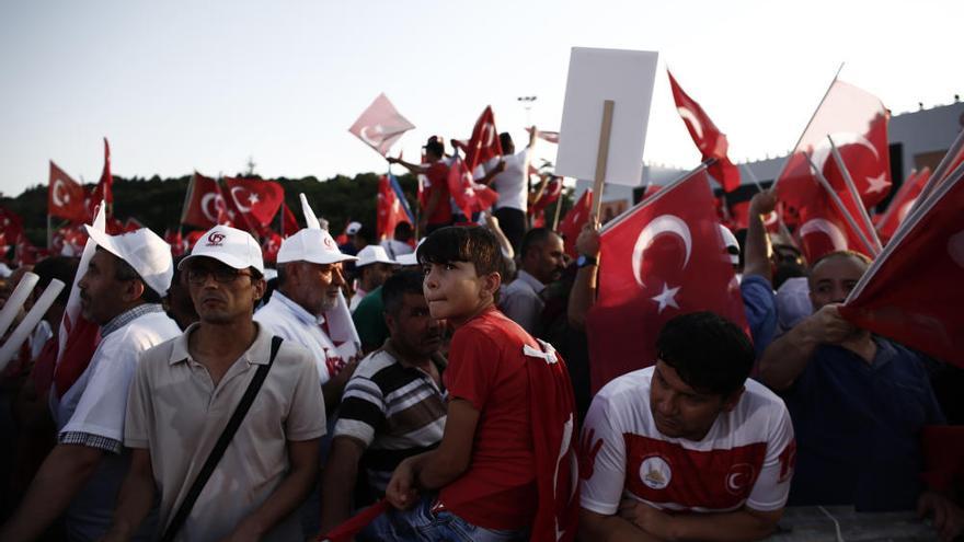 Multitudinaria marcha en Estambul en el primer aniversario del fallido golpe militar