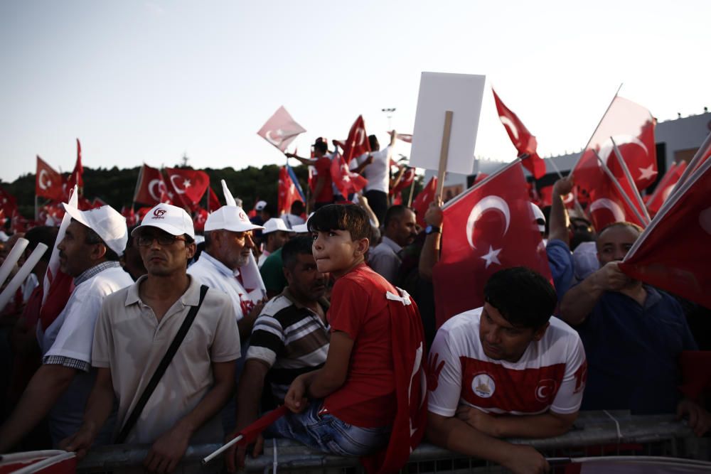 Multitudinaria marcha en Estambul en