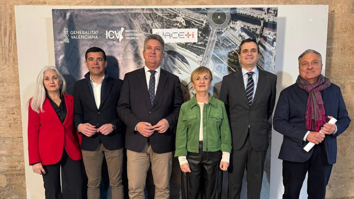 Presentación del nuevo visor de suelo industrial con los consellers Martínez Mus y Cano, en el centro
