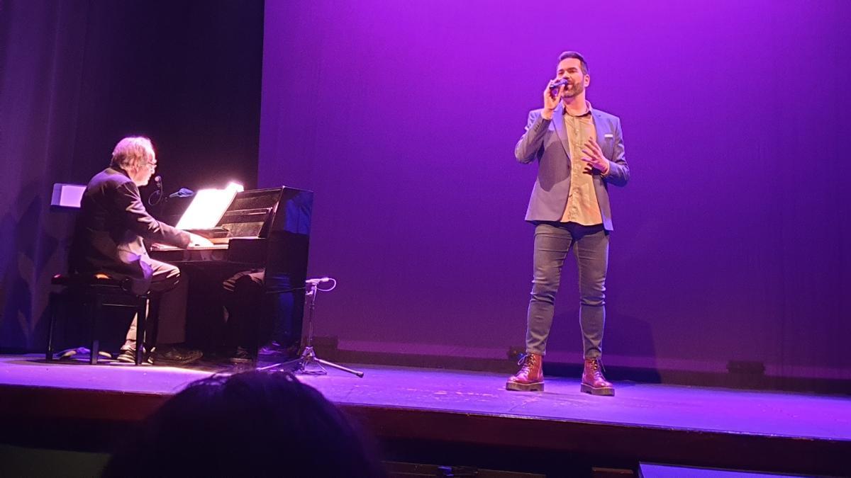 Xavier Flores Rovira interpreta temas que popularizaron Pino Donaggio, Eros Ramazzoti o Franco Battiato.