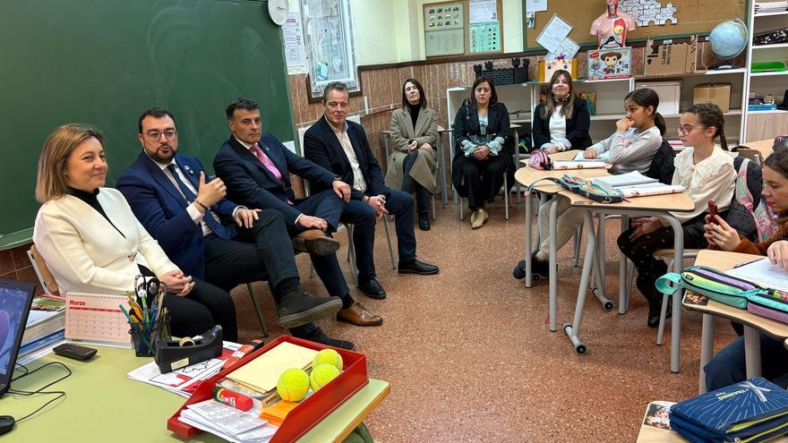 Adrián Barbón visita el hospital comarcal de Cangas del Narcea y el colegio Obanca