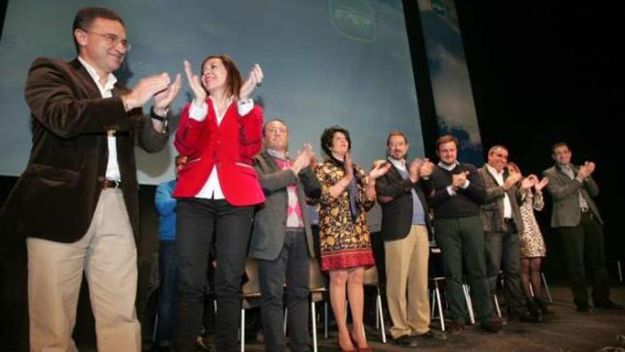 Serafín Castellano, Mercedes Alonso y el grupo de concejales, en el acto del PP de ayer.