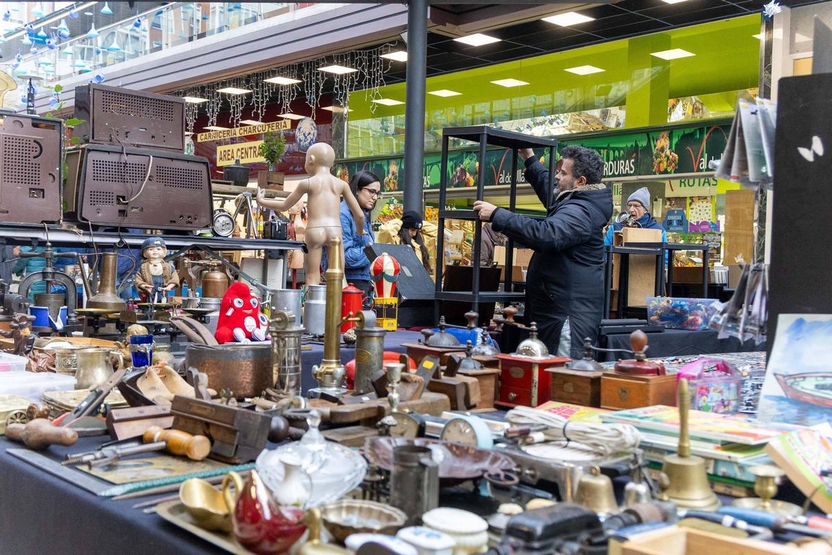 Do aritmómetro ao Playmobil sen esquecer o máis 'vintage': a Feira de Antigüidades triunfa en Área Central