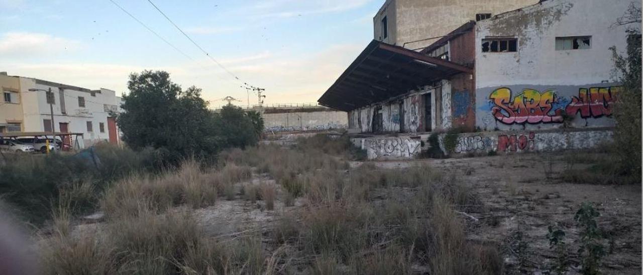 Vista de los terrenos y la antigua fábrica de Clesa en La Punta donde se construirá la residencia.