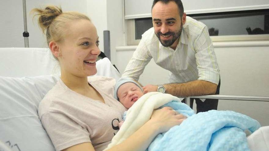 Erik fue el primer bebé que nació en 2018 en O Salnés. En la foto, con sus padres, Sara y Óscar. // I. Abella