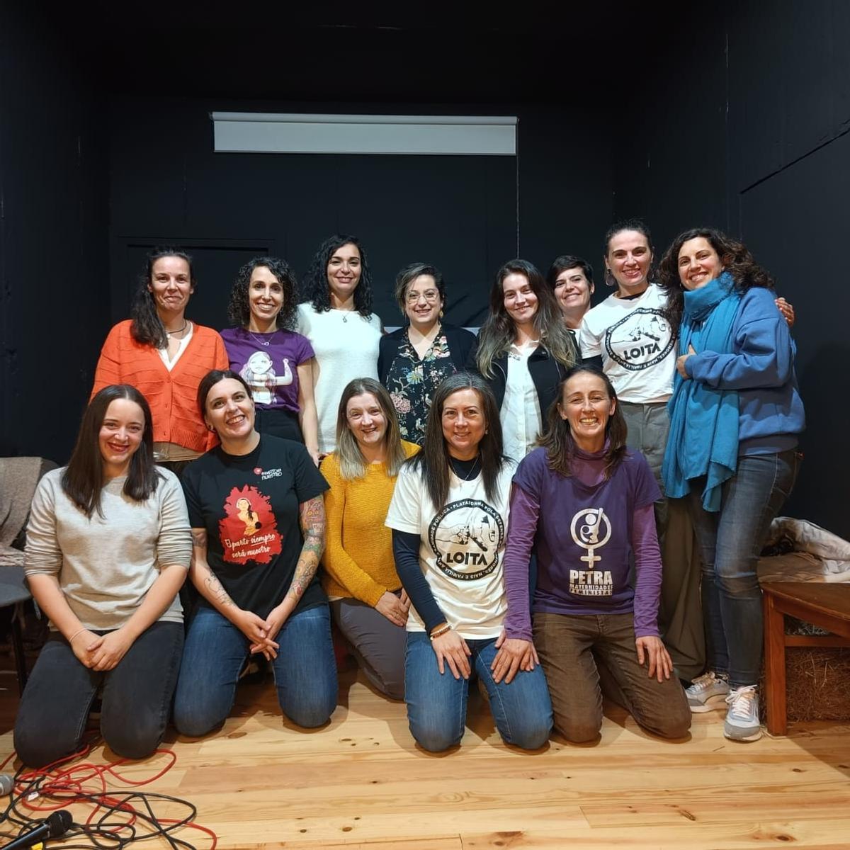 Mujeres integrantes de la plataforma Loita y profesionales, en un acto en Pontevedra.