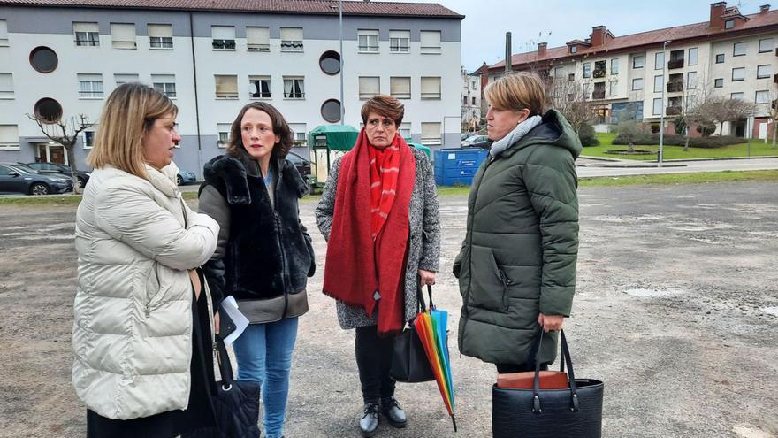 Desde la izquierda, Gimena Llamedo, Melania Álvarez, la diputada autonómica Esther Freile y la alcaldesa de Colunga, ayer, en la capital del concejo.