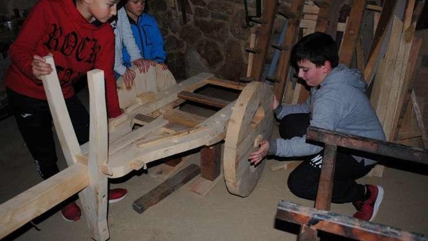 Niños montando el carro que, a modo de puzzle, se llevará a los colegios. // FdV