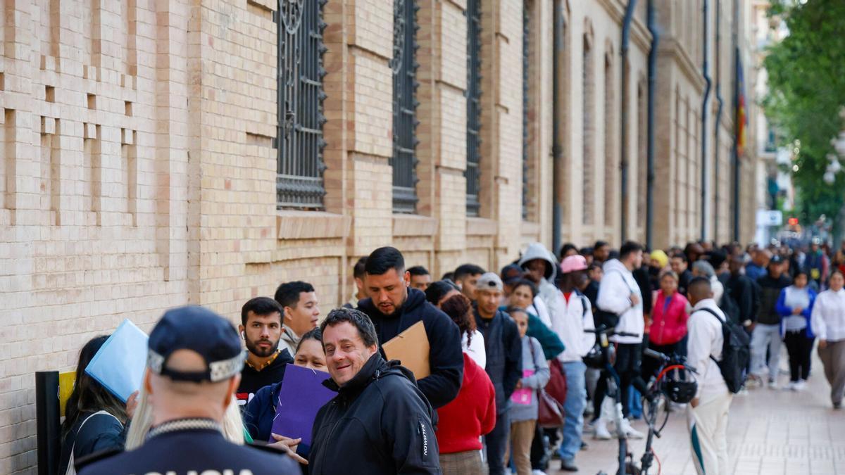 Colas en la junta municipal de Tabacalera por la regularización de personas migrantes.