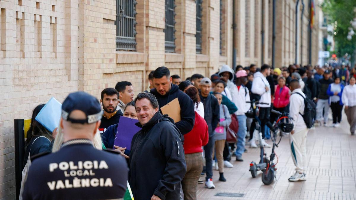 Valencia VLC colas en la junta municipal de Tabacalera por la regularización de personas migrantes